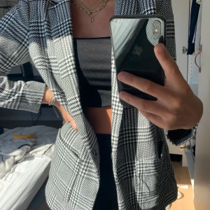 Jacka/kofta  - Fin rutig kavaj/jacka från h&m storlek storlek 40 men skulle säga att den passar flera storlekar då jag själv är en S, köpare står för frakt 