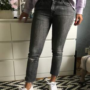 Gråa skitsnygga jeans från ginatricot med hål i ena knäet och slitningar längst ner på byxbenen. Köparen står för frakt som är cirka 80kr eller mötes upp i Borås.