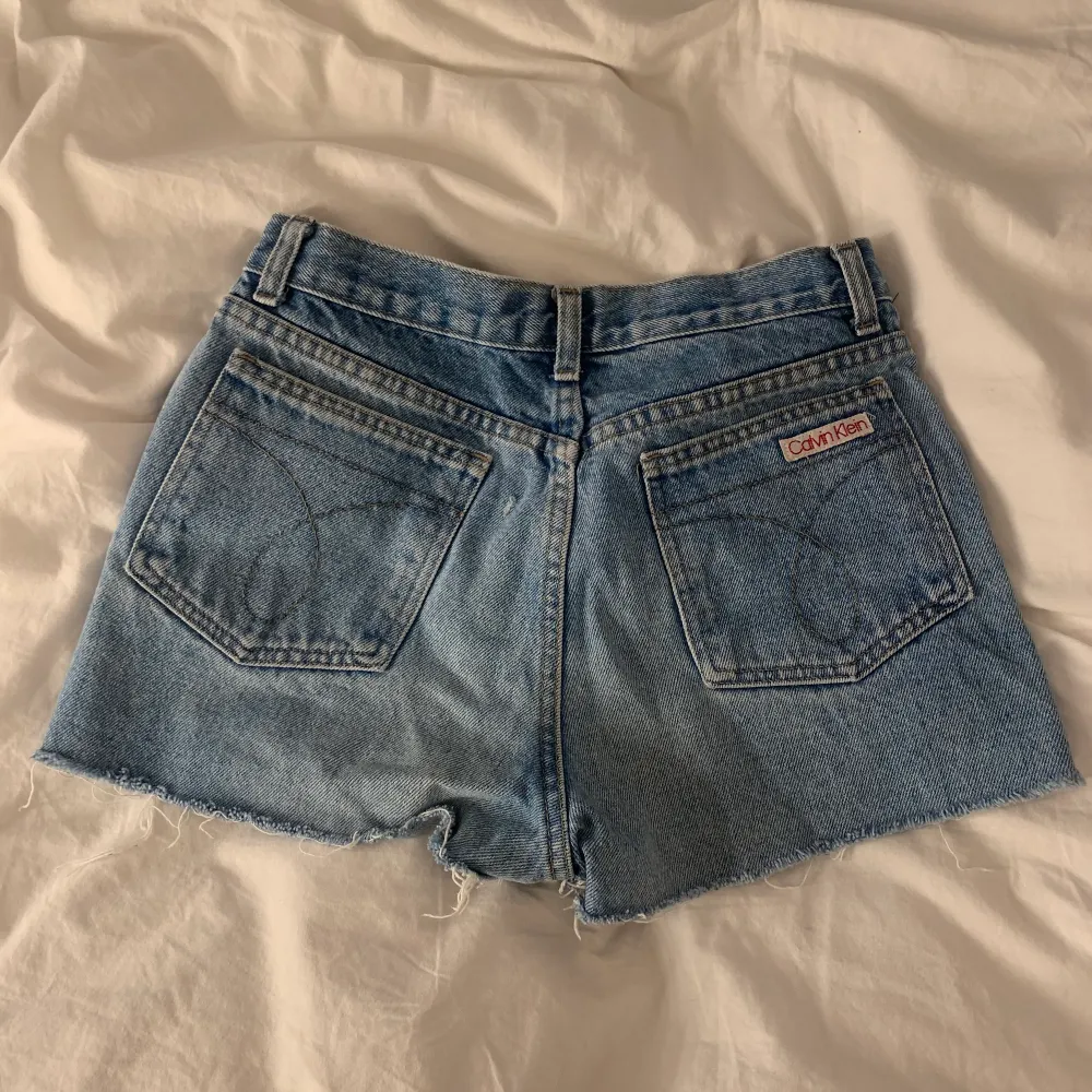 Ett par jeansshorts från Calvin Klein, väldigt snygga och trendiga. . Shorts.