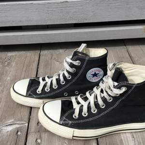 Äkta converse skor i väldigt bra skick som är sparsamt använda. Kan mötas upp i uppsala eller frakta( frakt ingår ej). 