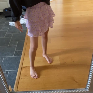 Så fin kjol från kapphal - Säljer den här jättefina kjolen som inte går att köpa det var en klänning från början men jag klippte av den så det var en kjol. Nu används den inte. Använd 2 gånger. Klänningen är köpt för 300 kr säljer kjolen för 90 kr +frakt  storlek 152 💘