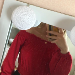 Långarmad off shoulder - Röd off shoulder tröja från H&M i stl Xs. Mycket fint skick.