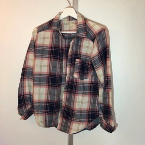 Skjorta Hollister storlek XS  - Begagnad fin skjorta från Hollister, köparen står för frakt 44kr