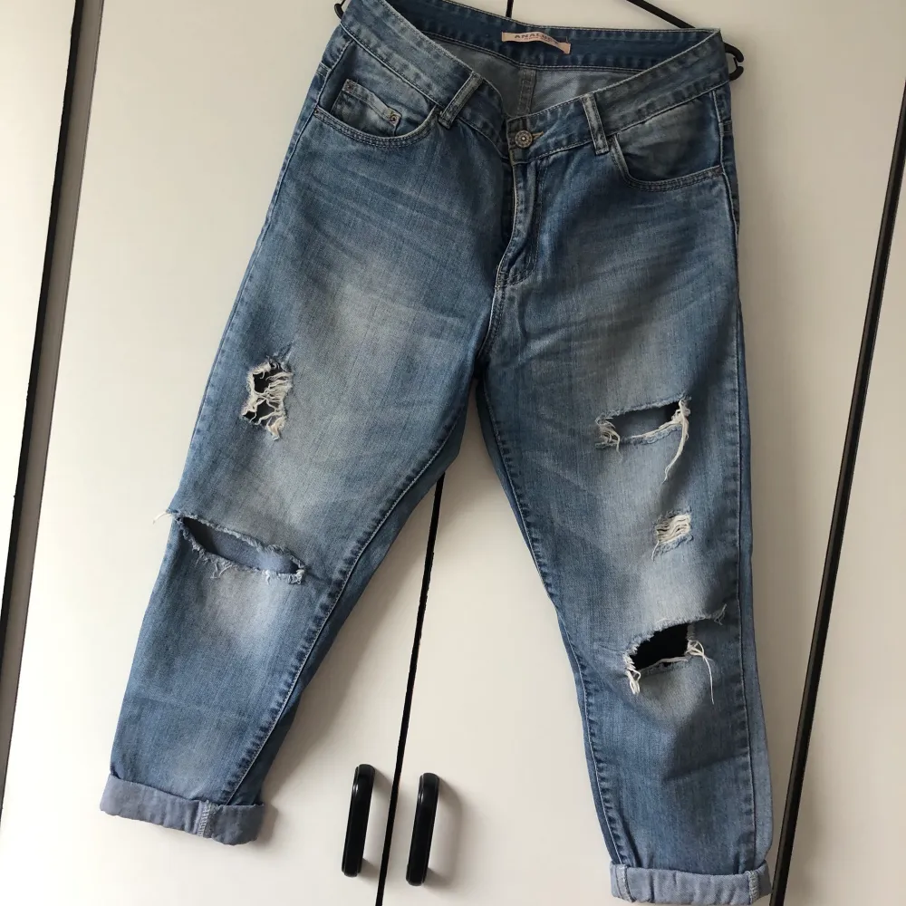 Jeans med hål på knä och lår. Storlek 38. Köparen står för frakt. 👖. Jeans & Byxor.