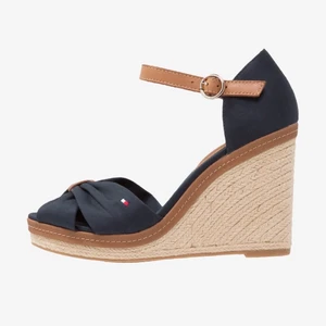 Tommy Hilfiger klackskor - Klackskor från Tommy Hilfiger. Använda två gånger i nytt skick. Köpare betalar frakt, inga returer.