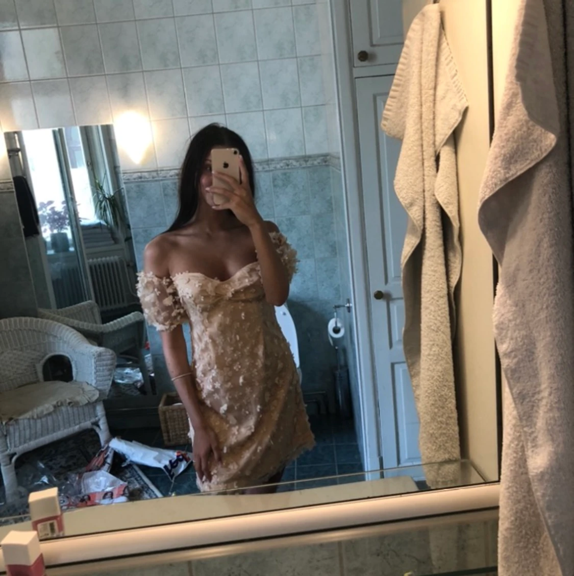 Beige blommig klänning storlek 36 - 90