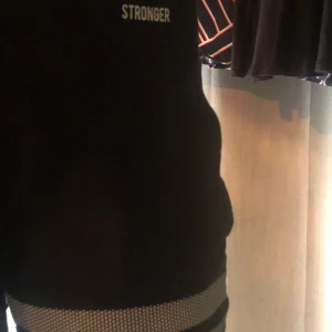 Stronger mjukis byxor - Säljer jätte fina mjukisbyxor från stronger, har använt dom ett fåtal gånger, köpte dom för 799kr och säljer dom nu för 400kr 🤍 ( säljer dom åt min mamma ) 