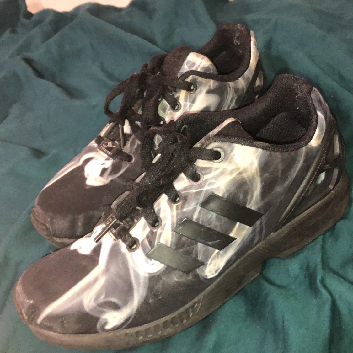 Adidas torision skor rök effekt