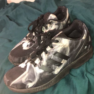 Adidas torision skor rök effekt - Säljer dem här på grund av att jag inte använt dem för ett tag (4 år). Kan behöva ny sulor men är i jätte bra kondition annars.