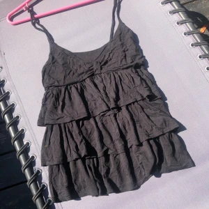 Söt topp - Söt svart topp från JC i storlek S. Frakt tillkommer på 22kr