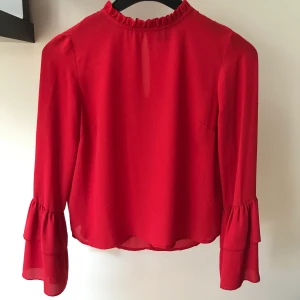 Röd fin blus - Säljer min superfina röda blus! Tyvärr så kommer den inte till användning längre ❤️ Endast använd fåtal gånger. Jag står för frakt <3
