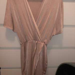 Rose/rosa klänning, bra passform, bra i storlek, använt 1 gång, kommer ej till användning, lite glittrig/skimmrig. Frakt: 60 kr