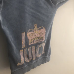 Juicy couture zip tröja  - Urtvättad blå zip tröja från juicy couture. Storlek XS/14. Passar perfekt till vilken outfit som helst. Köparen står för frakt