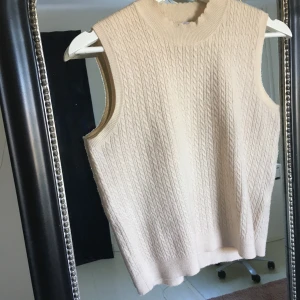 Vitt linne/väst från Zara - Så fint linne, men går även att använda som väst om man har en t-shiit under. Funkar som både och. Använt några fåtal gånger så väldigt bra skick. Strl M men är ganska liten i storleken så passar nog en S om man vill att den ska sitta lite pösigt💓