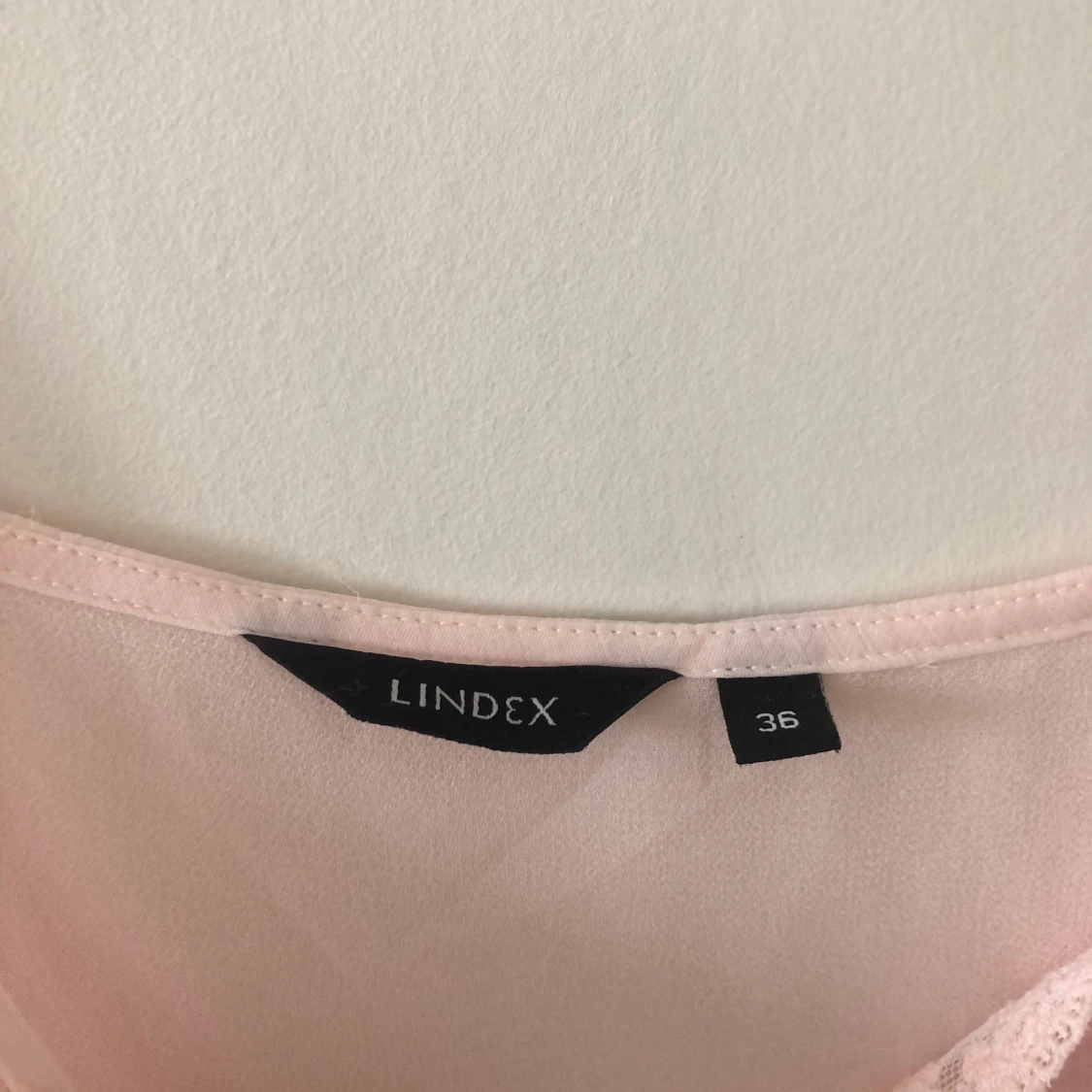 Rosa blus med spetsdetaljer  - 91