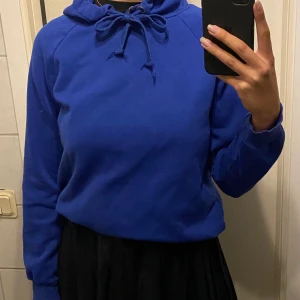 Blå hoodie - Jag säljer denna blåa Hoodie i storlek S från ginatricot, den passar även XS 😁😁💗