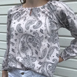 Blus - Blusen är luftig och tunn. Det är liknande silkestyg ,lent tyg. Det är ett fint mönster och har resorband runt halsen och armarna. ❤️