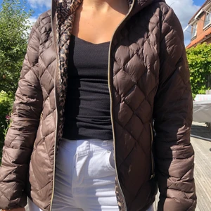 Michael kors jacka  - Brun Michael Kors jacka med leopard insida och guldiga detaljer! Använd ett fåtal gånger. Storlek S (passar även xs)! Pris 650kr!!