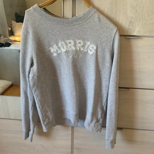 Morris tjocktröja - Säljer en grå morriströja pga att den inte används. Den är i mycket bra skick. Nypris ca 1000kr. Köpare står för frakt