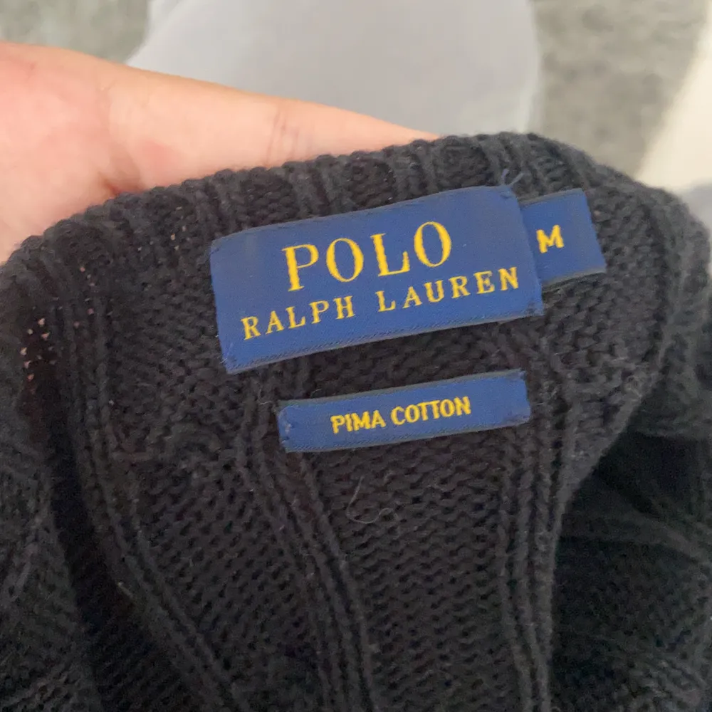 Jätte skön stickad Ralph Lauren tröja som tyvärr inte kommer till användning längre!! Använd X antal gånger men i bra skick! 😚. Stickat.