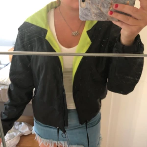 Jacka - En vindjacka ish från Primark, använt mindre än 5 gånger. Svart på utsidan och neongul på insidan. Storlek 40/42 men passar som en S. 