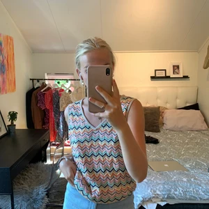 Färgglad väst/ linne - Supersnygg att ha en T-shirt under!