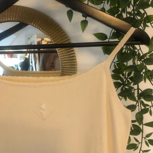 Linne  - Beiget linne med en broderad ros på i samma färg! Handlad på second hand så vet ej märket, säljer då den inte kommer till användning längre💗