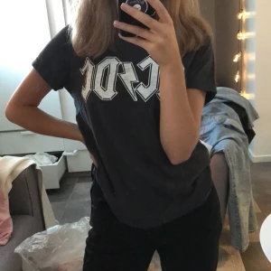ac/dc tshirt - Frän ac/dc tshirt i bra skick. Knappt använd. Strl XS men sitter lite större. Ni står för frakt.