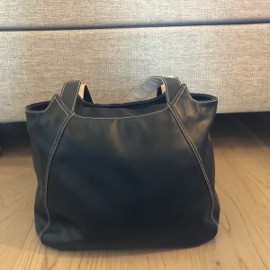 Mary kay väska  - Superfin skinn väska ifrån Mary kay,  väldigt fint skick 50kr + frakt 