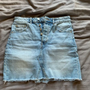 Jeanskjol strl 36 - Blå jeanskjol i bra skick. Köpare står för frakt