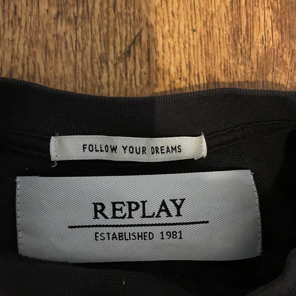 Replay tröja använd fåtal gånger säljs pågrund av att den inte kommer till användning, köparen står för frakten som är mellan 50 - 60 kr nypris = 890 priser kan diskuteras vid snabb affär. Tröjor & Koftor.