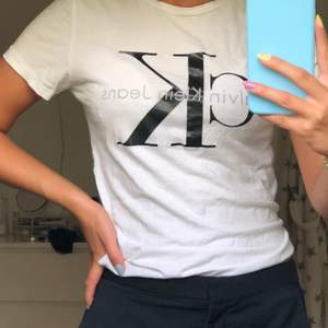 En T-shirt från Calvin Klein. Storlek XS. Köparen står för frakten.