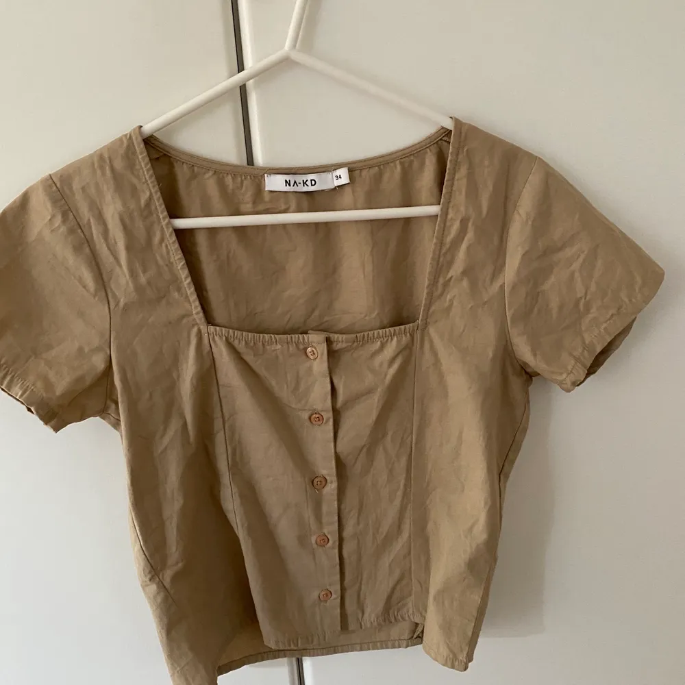 Superfin beige blus/topp ifrån nakd! Lite ljusare i verkligheten än på bild. Aldrig använd 💕 . Toppar.