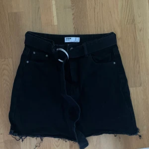 Jeans kjol  - Jeans kjol från bershka i storlek 40. Oanvänd 