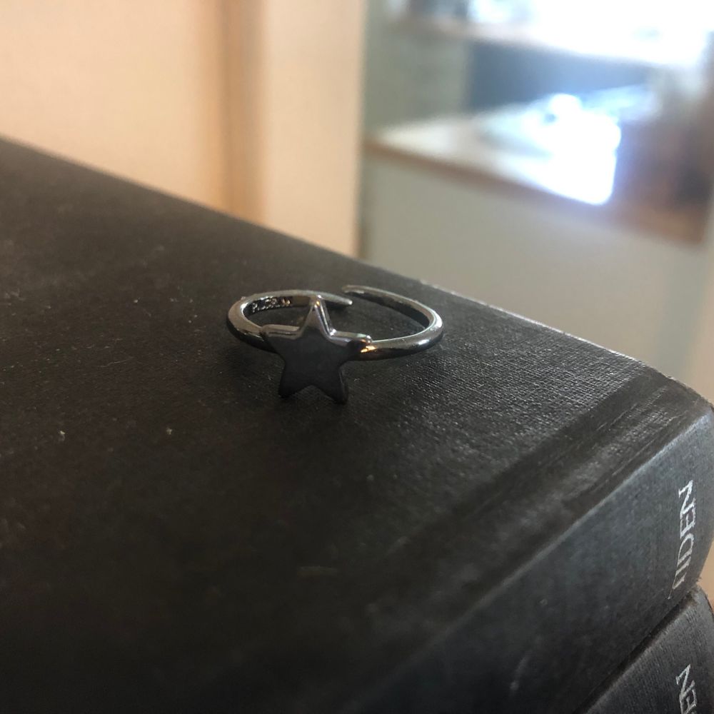 Oanvänd nickelfri och handgjord ring från Pilgrim. Handgjord kvalitetsring som inte blir missfärgad, justerbar. . Accessoarer.