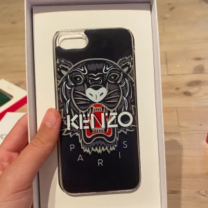 Kenzo skal - Säljer detta kenzo skal då jag bytt mobil. Det är sönder längst ner därav det billiga priset men funkar precis som vanligt. Frakt på 11kr tillkommer💗