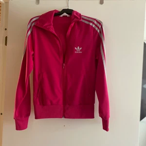 Adidas tröja - Rosa adidaströja. Finns i Stockholm