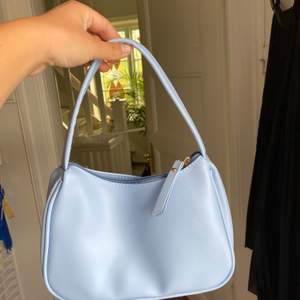 Supersöt liten pastellblå väska i mjukt imitationsläder. Har aldrig blivit använd. Köparen betalar frakt på 55 kr🌞 högsta bud nu: 150 + frakt, avslutas idag 23:59!!