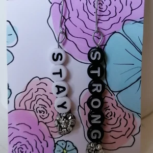 Örhängen (stay strong)  - Örhängen med svarta och vita bokstavspärlor (stay strong) 