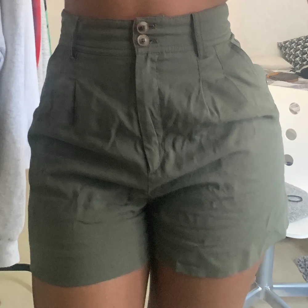 Säljer dessa shorts som sitter åt jättefint i midjan, kommer inte till användning hos mig :). Shorts.