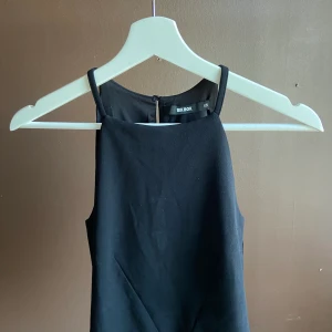 Gullig linne med detaljer - Sött linne med små söta detaljer. Använd fåtal gånger. Frakt tillkommer