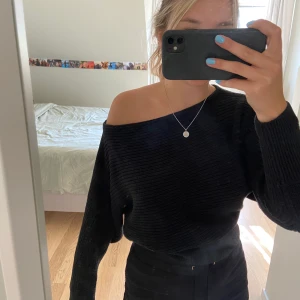 Stickad one shoulder trjöja - Super snygg och skön stickad tröja från NA-KD. Använd med bra skick. Frakt 60kr