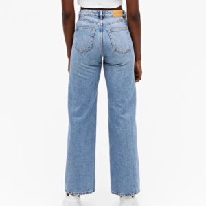MONKI YOKO jeans mid blue - Monki YOKO jeans. 🐒 Rak, lång modell. Slutsålda i aktuell storlek för tillfället. Använda ytterst fåtal gånger. Midjestorlek: 28 Pris: 200kr