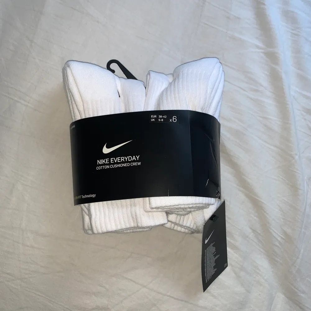 Har endast testat ett par av detta oöppnade 6-pack med Nike strumpor. Det testade paret behåller jag själv. Resterade antal kostar 50kr styck. Passar storlek 38-41, hör av er om ni är intresserade 💗💗. Övrigt.