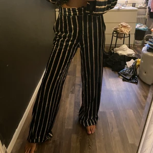 Byxor - Sametsbyxor från Nelly, paketpris med tillhörande blazer går att få 🙂 frakt tillkommer 💃🏼