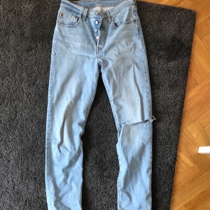 Levis 501 ljusa - Ett par Levis 501 med slitning på ena knät. Köpte dem i USA i julas och har använts sparsamt! Väldigt bra skick😄