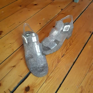 JuJu sandaler - Glittriga sandaler i plast av märket JuJu. De är sköna, bekväma och i bra skick! Storlek 36