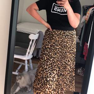 En superfin kjol med leopardmönster från hm! Säljer då den inte kommer till användning;) passar M och L🥰