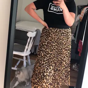En superfin kjol med leopardmönster från hm! Säljer då den inte kommer till användning;) passar M och L🥰