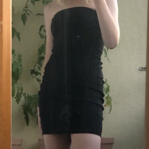 Ribbat klänning från hm i strl xs - En svart ribbat klänning, sällan använd och i bra skick.